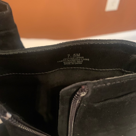 Gianni Bini Leather Suede Bootie With Bow on one Side . Zipper the other side. - Picture 7 of 8